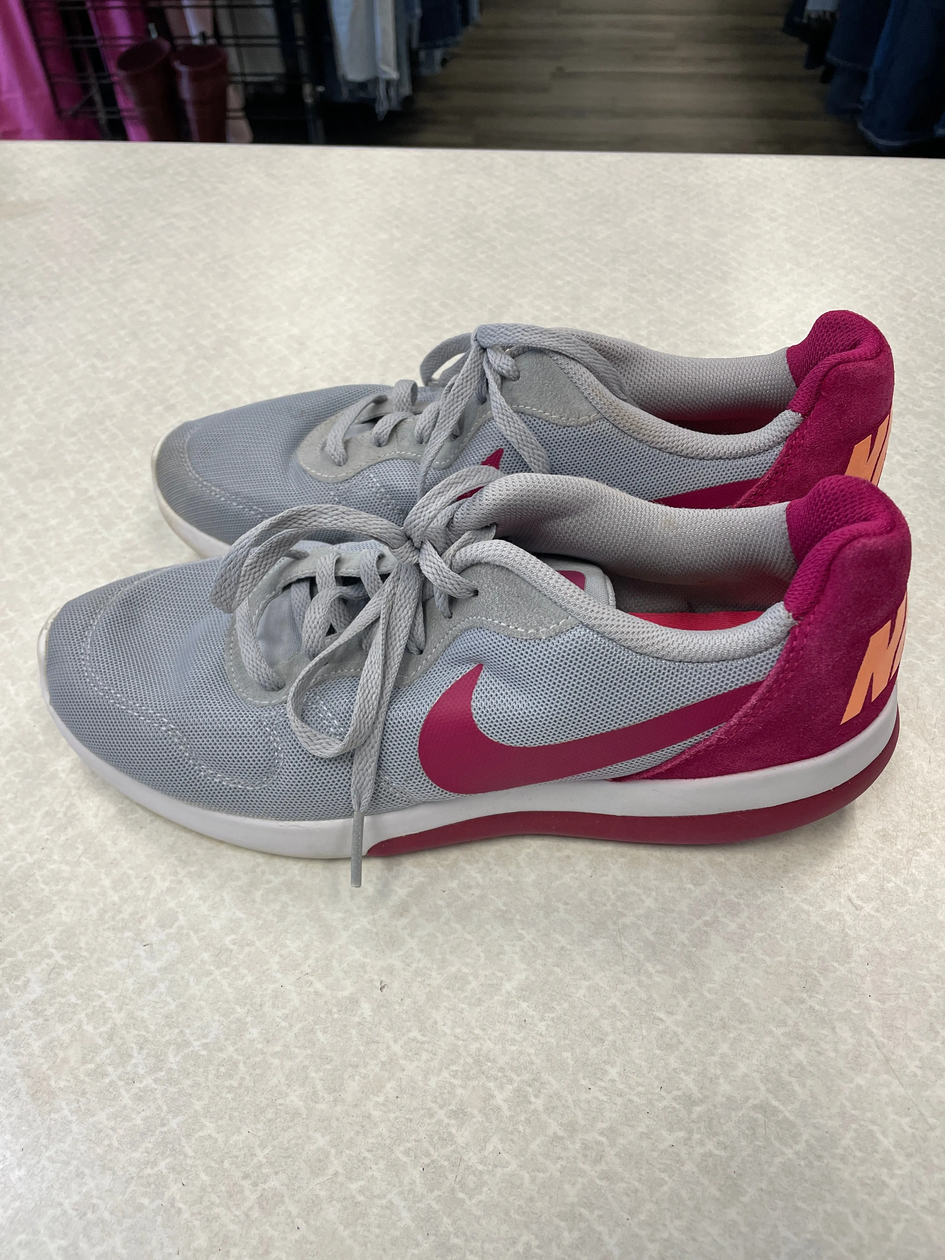 Shoes Athletic By Nike In Grey & Red, Size: 8.5 nike