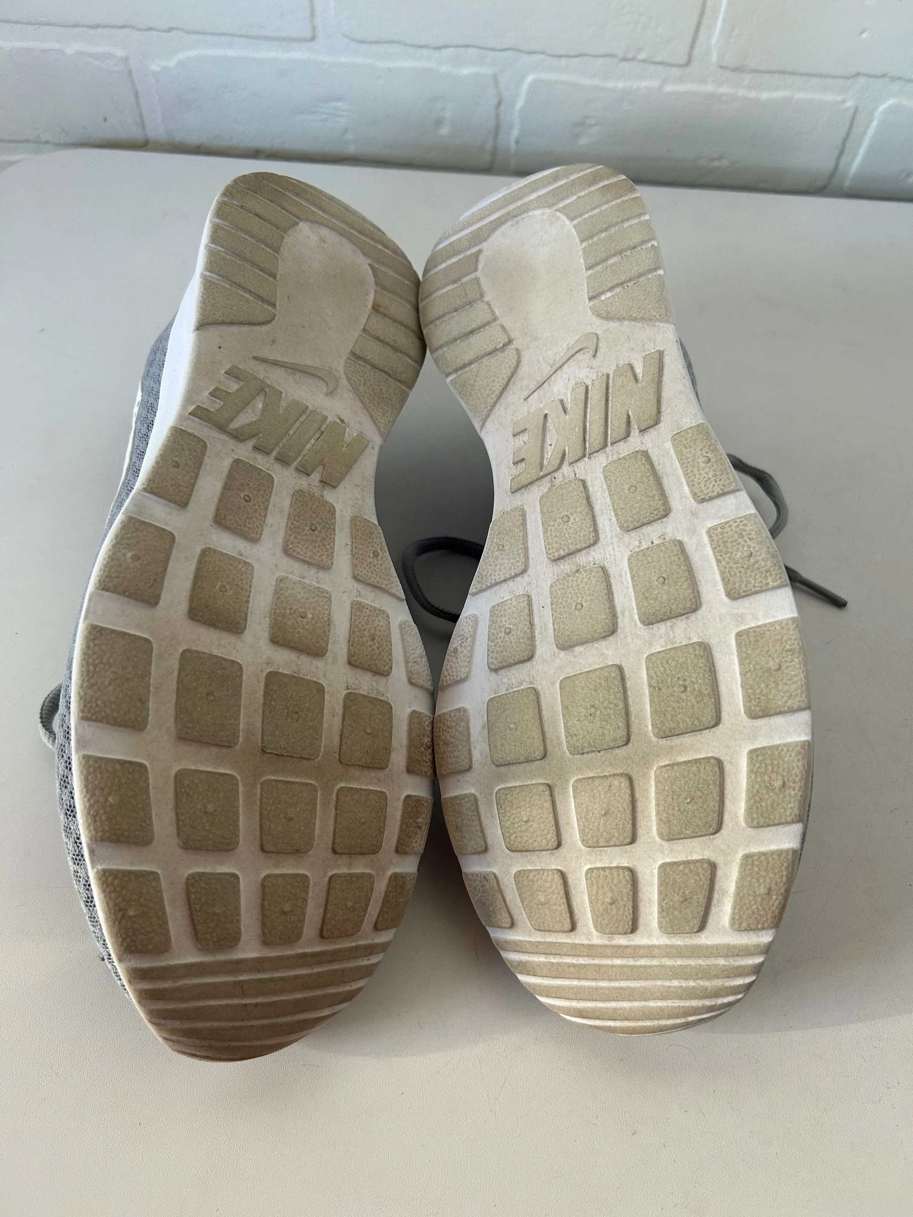 Shoes Athletic By Nike In Grey & White, Size: 9.5 nike