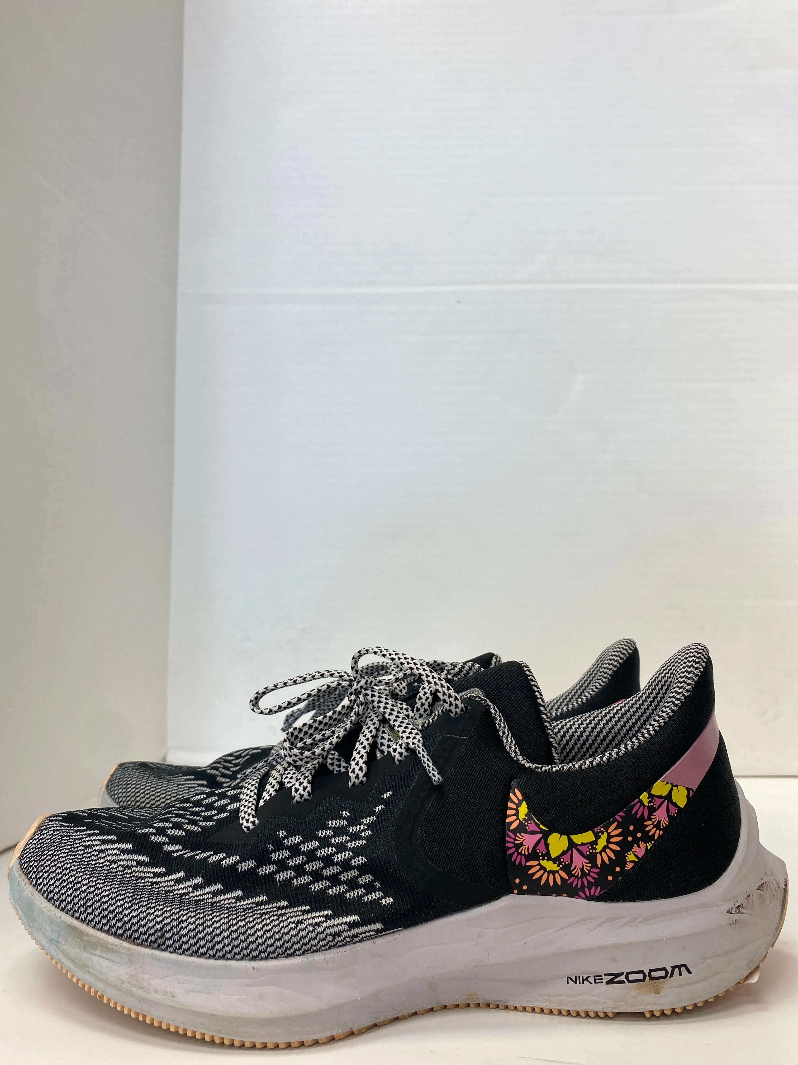 Shoes Athletic By Nike  Size: 9.5 nike